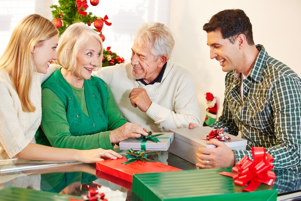 Eltern beschenken Großeltern zu Weihnachten