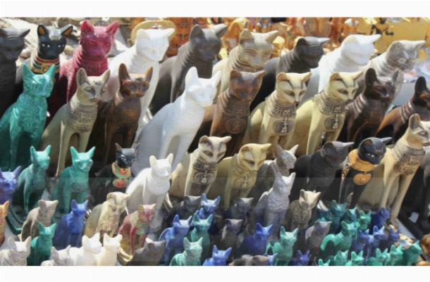 Сувениры кошек на рынке в Египте